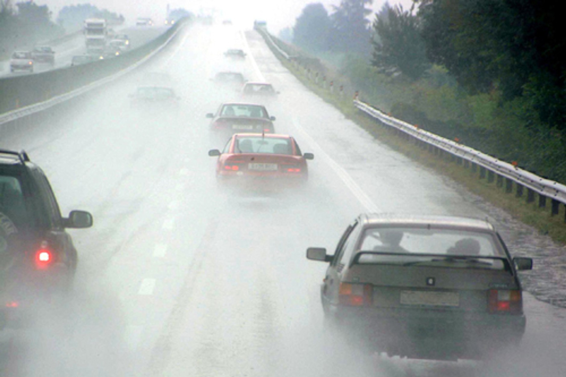 Jazda w deszczu: Czyli kiedy mniej, a kiedy bardziej ślisko?