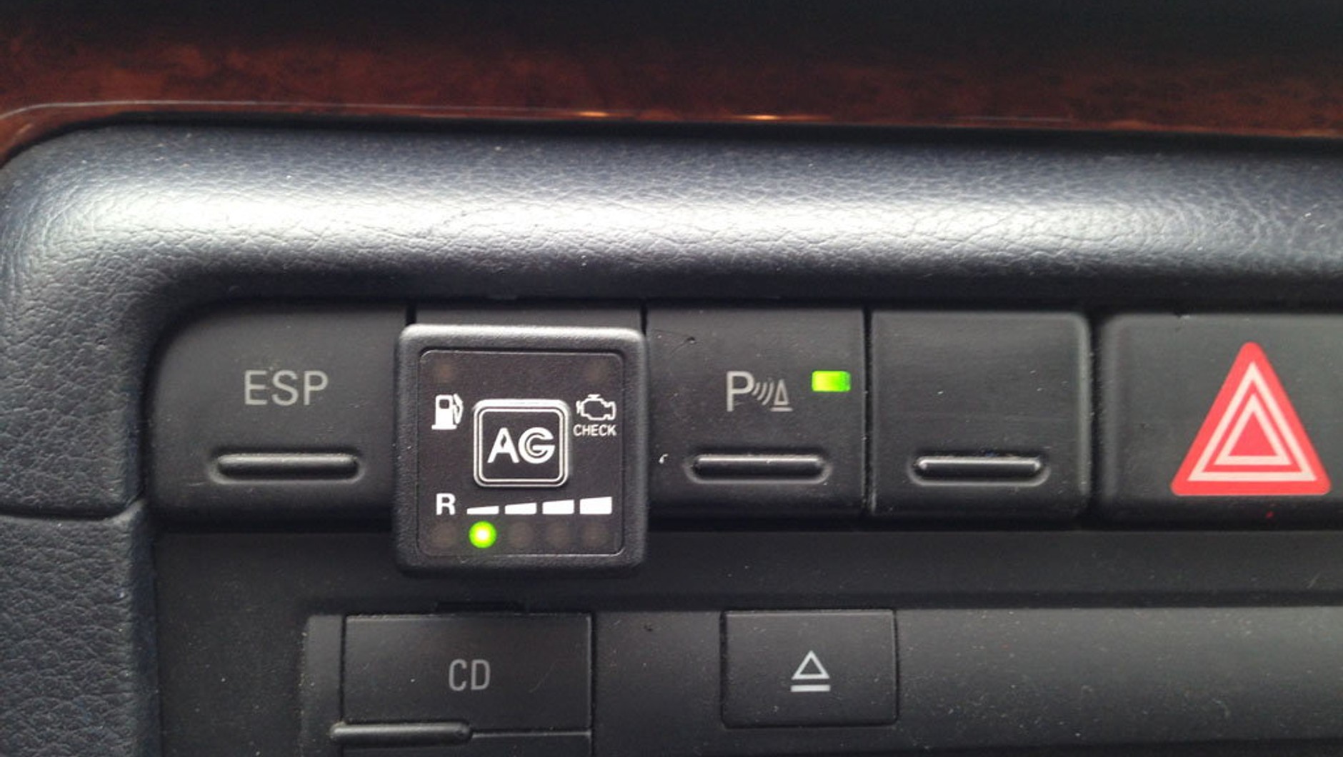 Jedyną modyfikacją we wnętrzu Audi A4 jest montaż włącznika instalacji LPG.