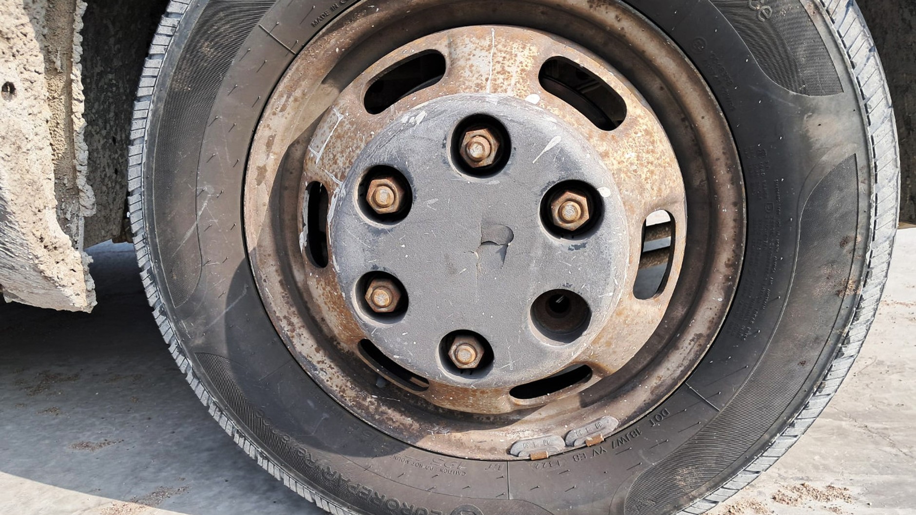 Brak szpilki mocującej koło w jednym z przeciążonych dostawczaków