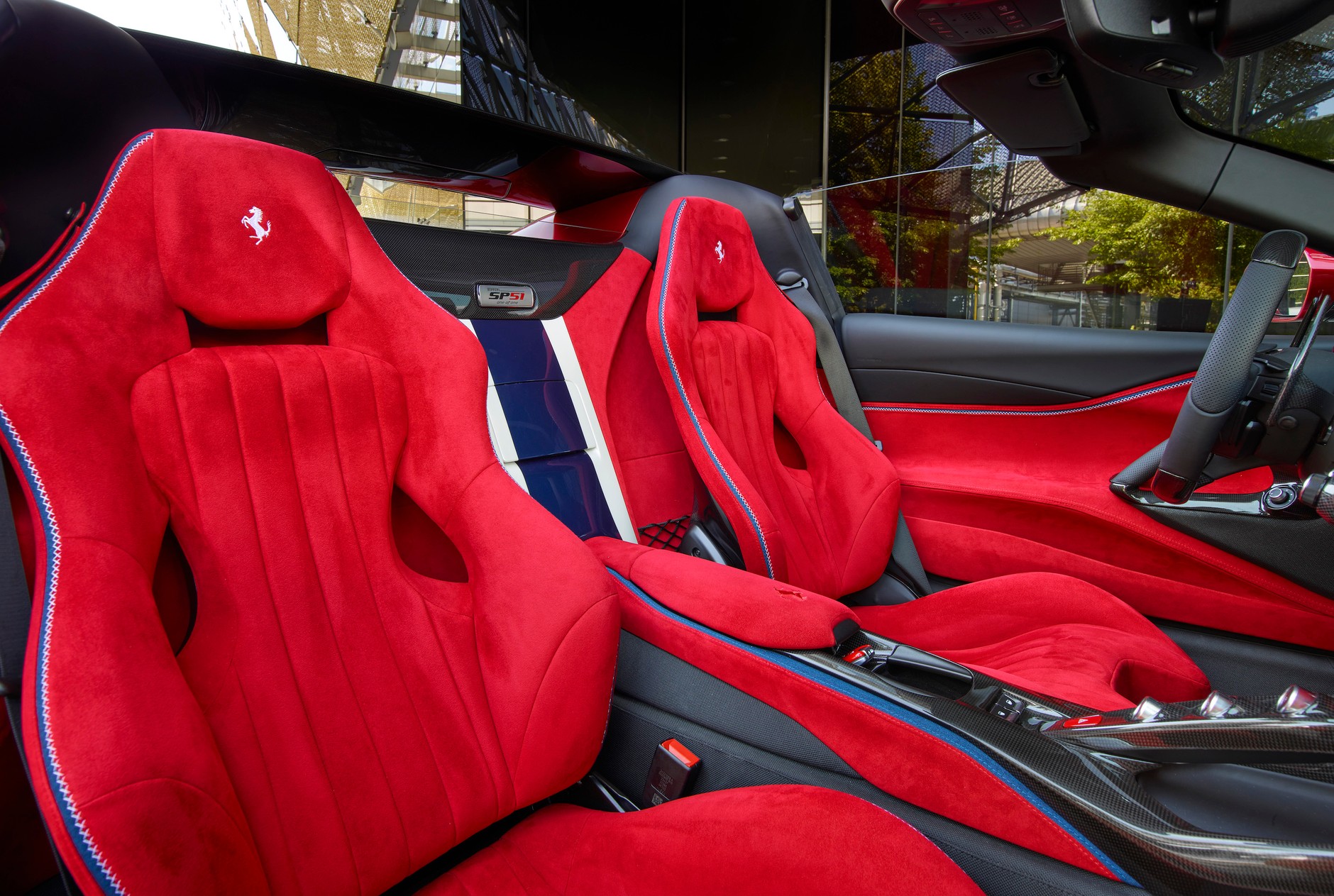 Intensywnie czerwona kabina Ferrari SP51