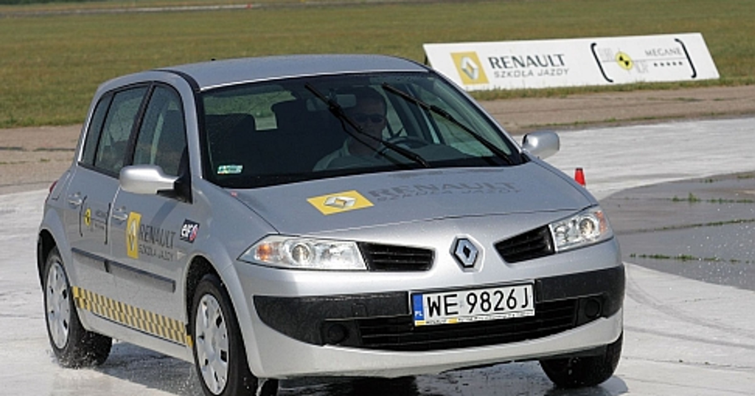 Trenerzy Szkoły Jazdy Renault ostrzegają: Ładna pogoda rozprasza kierowców!