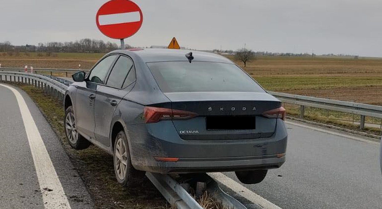 Skoda Octavia zawisła na barierce. To był dopiero początek