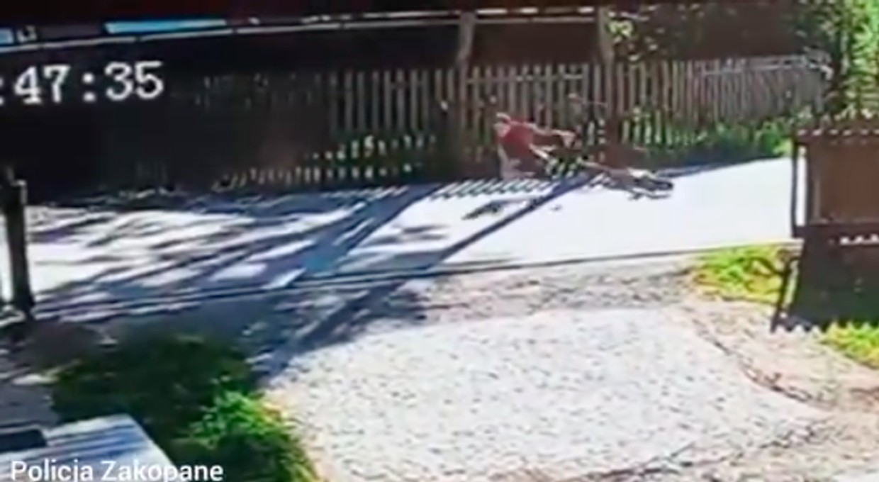 Policja pokazała nagranie z wypadku na elektrycznej hulajnodze. Nastolatek cudem uniknął tragedii