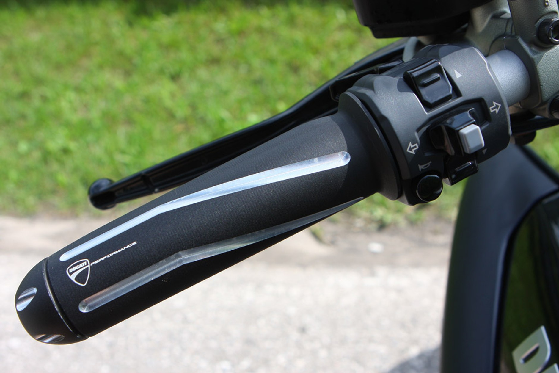 Ducati kontra Mercedes AMG: oto owoc fascynującej współpracy