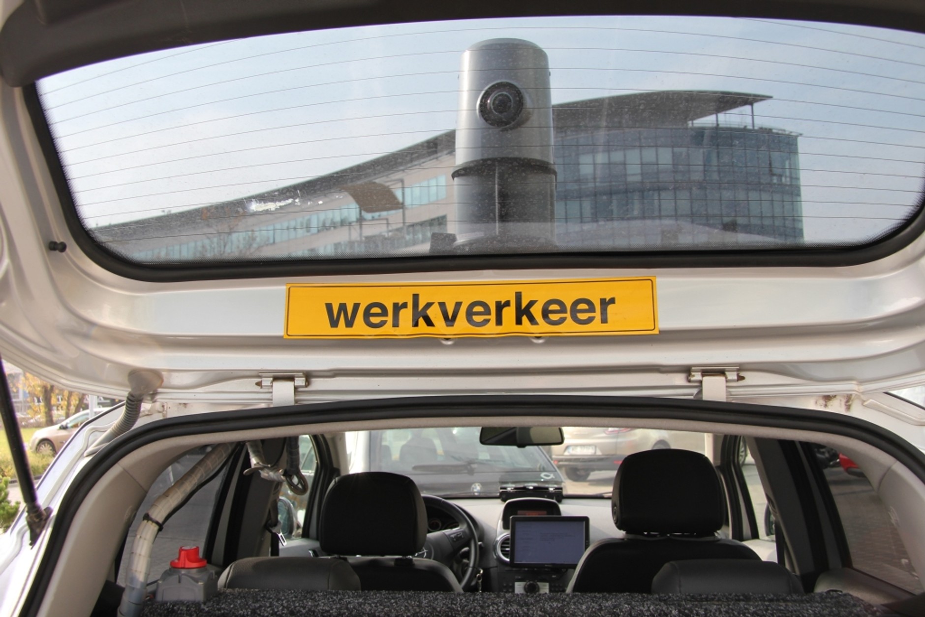 Na wypadek deszczu kopułę z kamerami można zdjąć i schować do bagażnika.