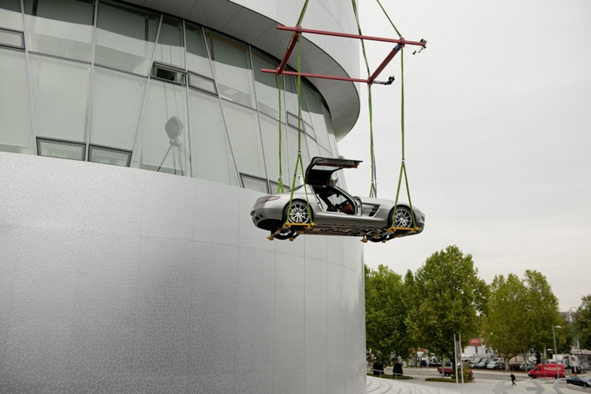 SLS AMG dostał skrzydeł