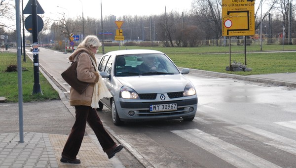 Policjanci z Bydgoszczy pokazali, jak piesi zachowują się na przejściu. Mandaty i pouczenia