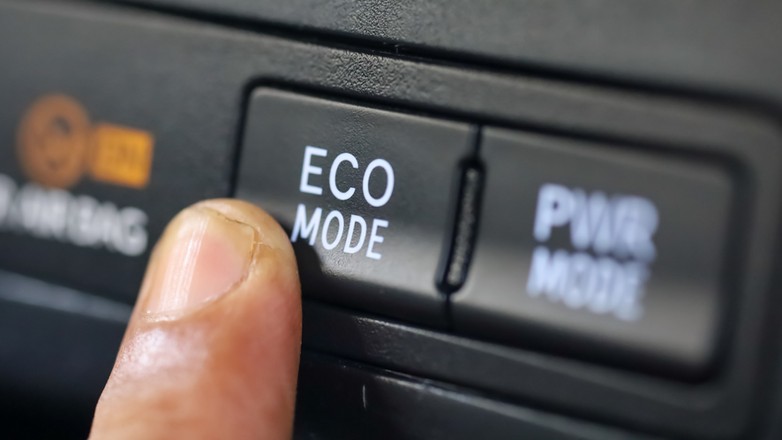 W samochodach znajdują się przyciski eco lub econ, zmieniające tryb jazdy