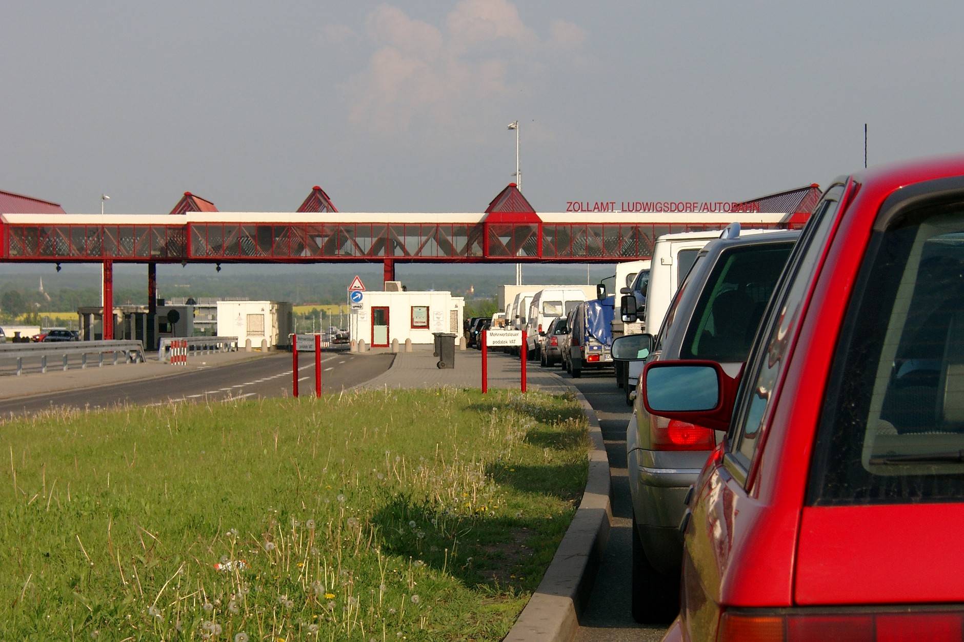 Dwa albo trzy dni oczekiwania na granicy, żeby odprawić auto? W tamtych czasach nikogo to nie dziwiło, zawsze mogło być gorzej. W 1991 r. zniesiono obowiązek posiadania wiz przy wyjazdach do Niemiec. 