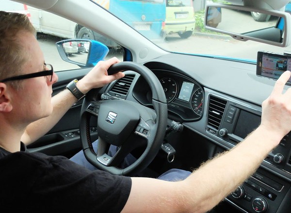Co rozprasza nas za kierownicą? Odpowiadali sami kierowcy