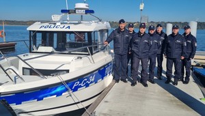 Policja pochwaliła się nowym sprzętem, m.in. łodzią motorową
