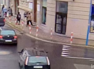 Dwie nastolatki na hulajnodze potrąciły seniorkę. Skończyło się w sądzie [WIDEO]