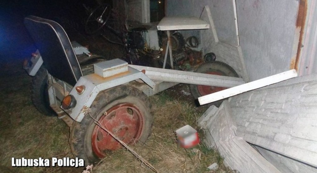 Miał dwa promile, kierował samoróbką ciągnika i wjechał w ogrodzenie