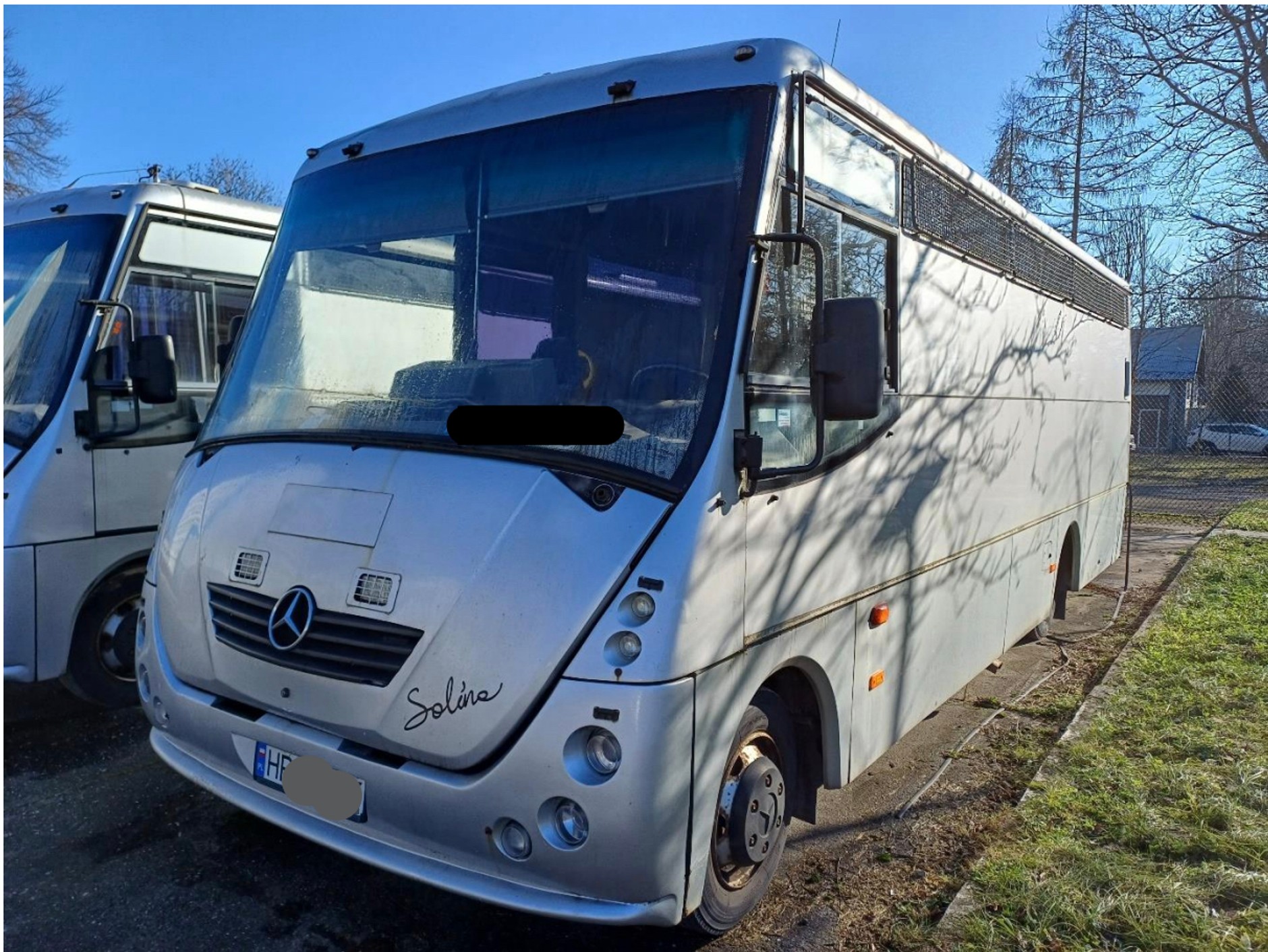 Autosan Solina z silnikiem Mercedesa. Małopolska policja wystawiła auto za cenę wywoławczą wynoszącą 20 tys. zł.