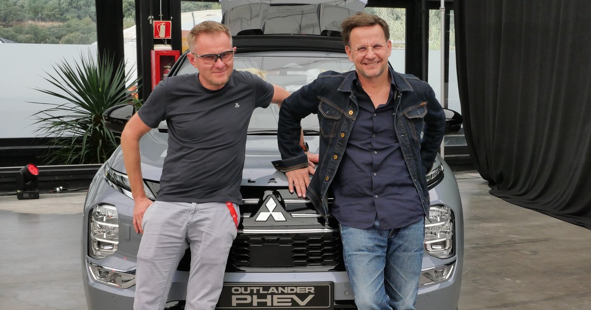 Prezentacja MItsubishi Outlandera w wersji Plug-in. Auto oglądałem wspólnie z Bartłomiejem Topą – właścicielem mniejszej połowy wsi Adamczycha, aspirującym do miana najsłynniejszego Jana Pawła w historii Polski