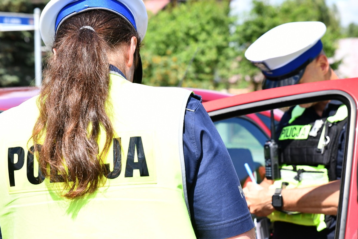 Policjanci z ukrycia patrzą na linię P-12. Kierowcy dostają po osiem pkt i 300 zł
