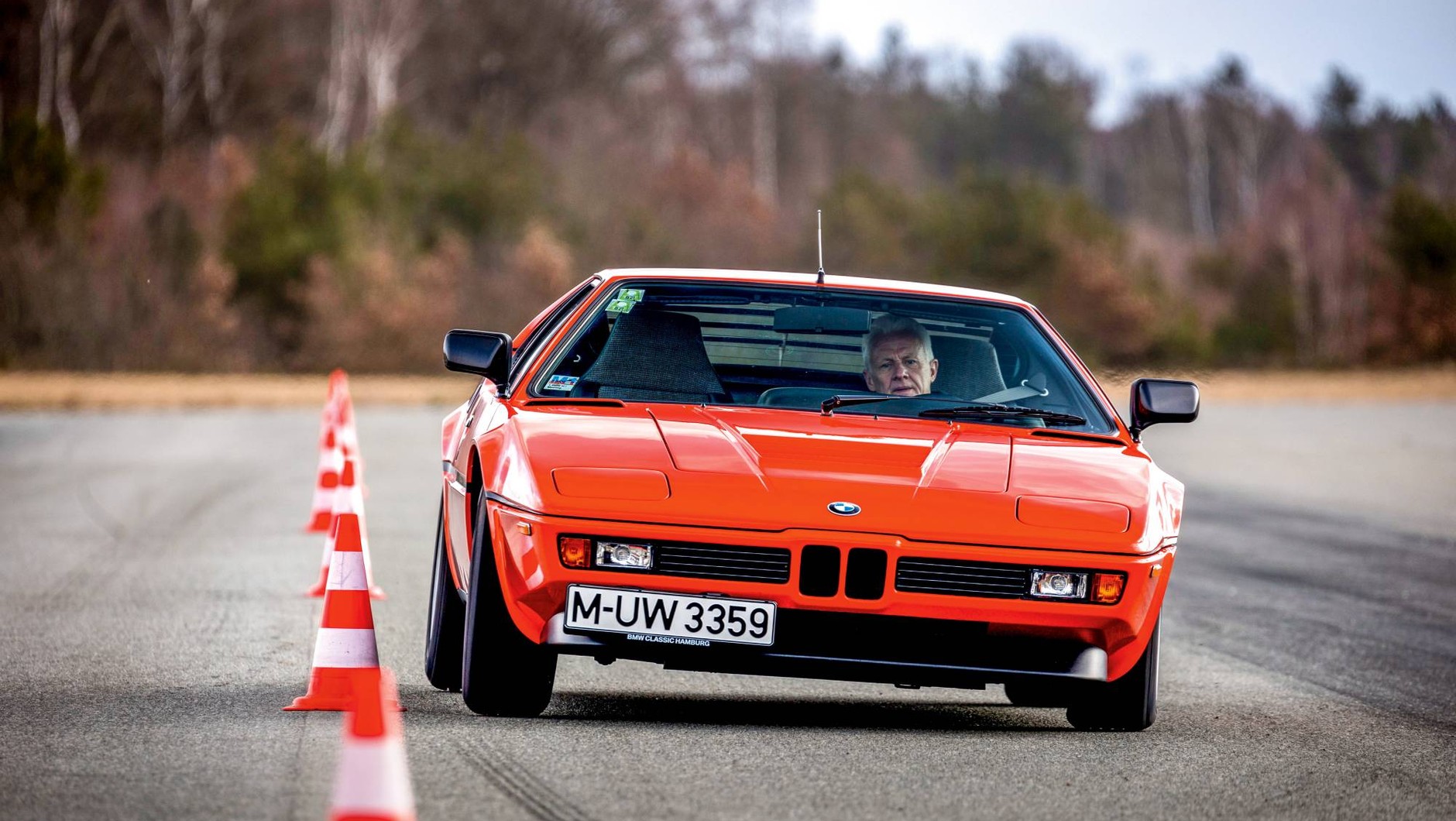 Rama i karoseria BMW M1 powstawały we Włoszech, a końcowy montaż odbywał się u Baura w Stuttgarcie.
