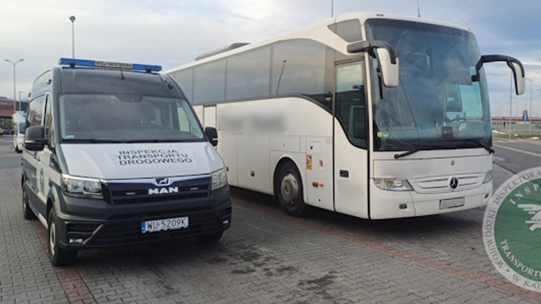 Kierowca autokaru ukrył się wśród pasażerów