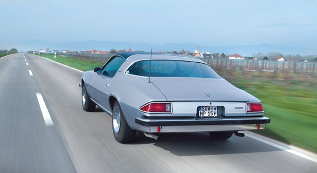 Ekonomika jazdy to dobra rzecz, ale tylko jako nauka. To auto średnio spala 16,5 l/100 km. Camaro jest przestronne i z tyłu kanciaste. Jego rozrośnięte wymiary widać przede wszystkim na zewnątrz.