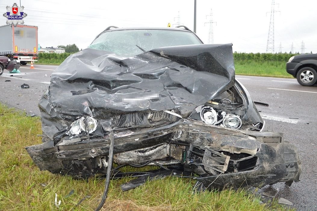 Po zderzeniu Audi rozpadło się na dwie części