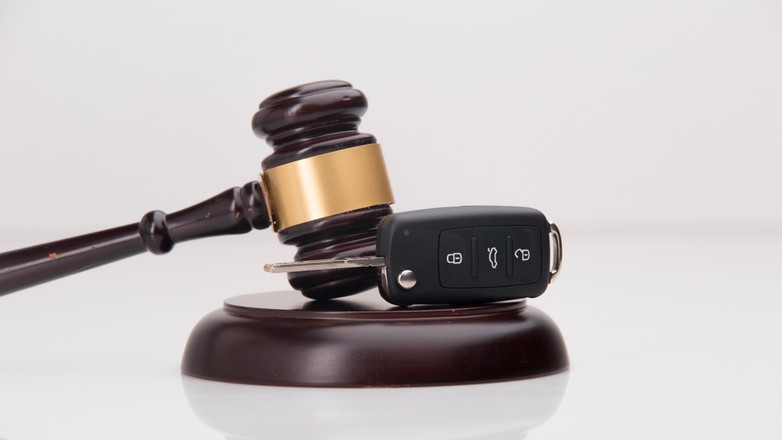 Zakaz prowadzenia pojazdów, co do zasady, wymierza sąd