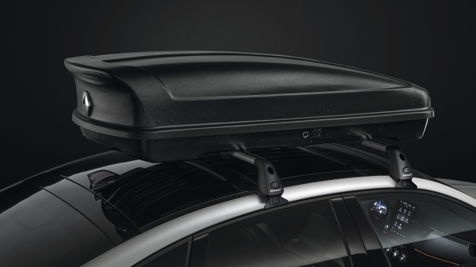 Arkanę można doposażyć w ciekawe dodatki, takie jak listwy progowe, wykładziny bagażnika czy np. pokazany na zdjęciu boks dachowy.