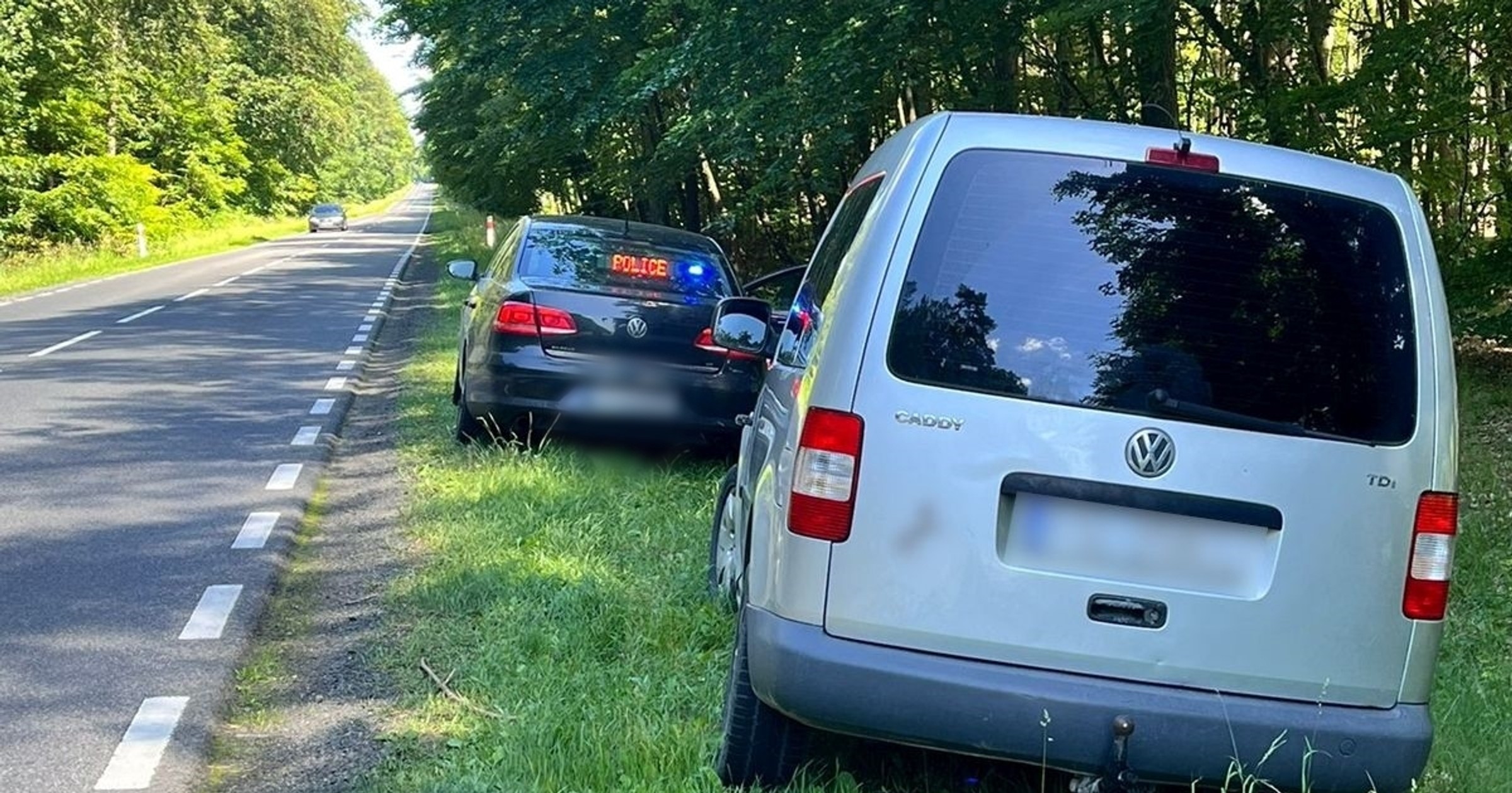 Kierowca tego Volkswagena podczas jazdy wypił pół litra wódki