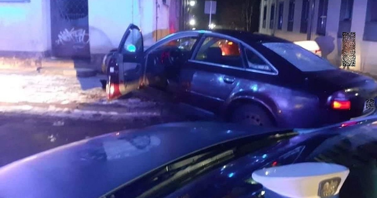 Pijany złodziej wjechał w kamienicę