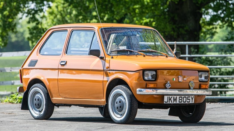 Polski Fiat 126p wystawiony na sprzedaż w renomowanym domu aukcyjnym