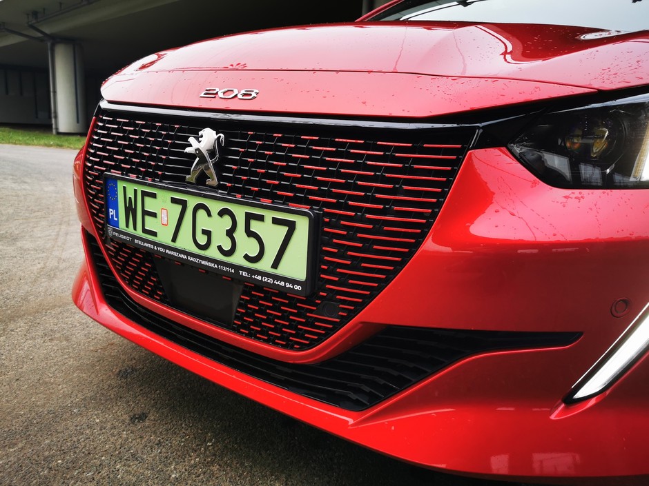Peugeot e-208"
