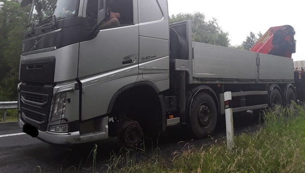 Jechał ciężarówką bez przedniego koła po autostradzie. Szukał warsztatu 