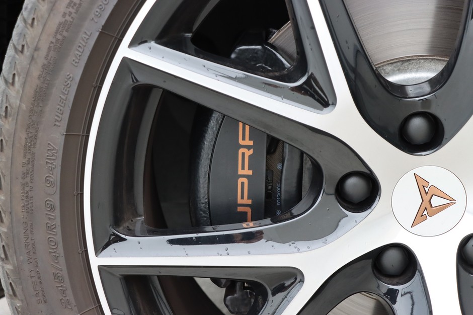Czarne zaciski z napisem „Cupra” wyglądają efektownie, w opcji hamulce Brembo