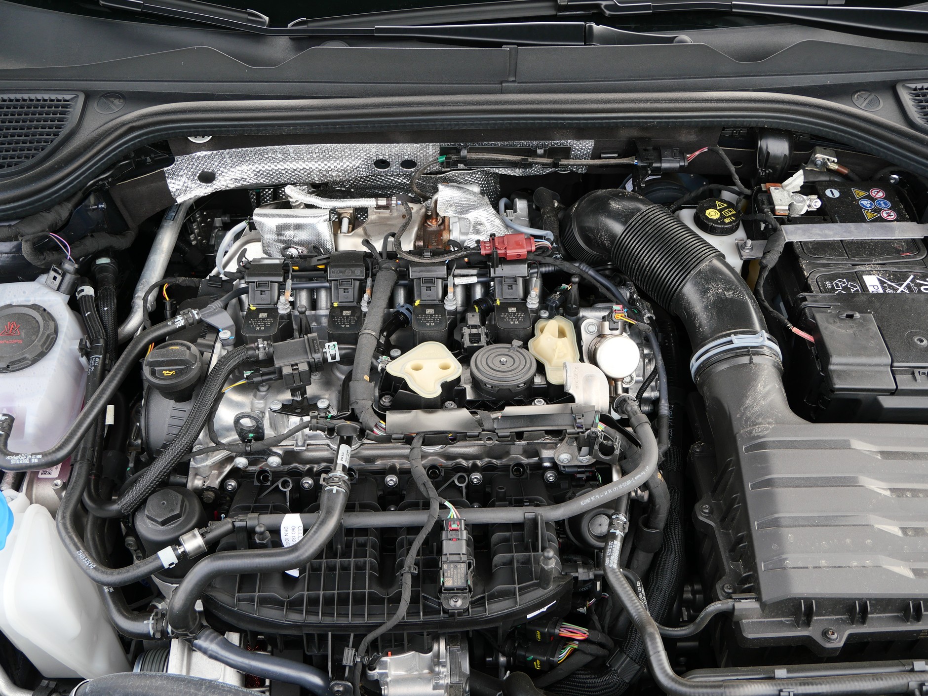 Volkswagen Golf R Variant (2025): silnik nie wygląda może pięknie, ale za to ma mnóstwo mocy i momentu obrotowego.