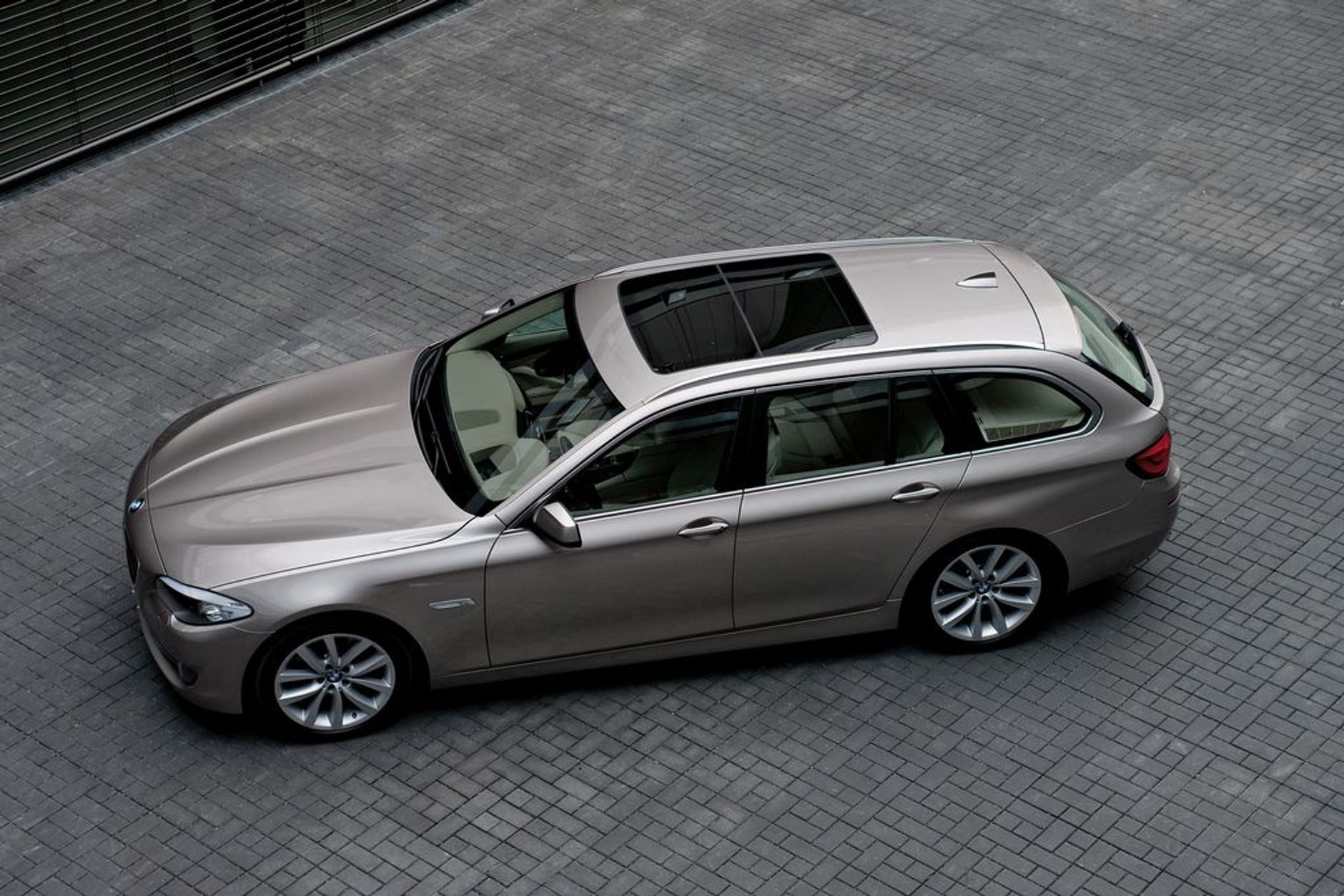 BMW5 Touring rok modelowy 2011 – zdjęcia i dane techniczne