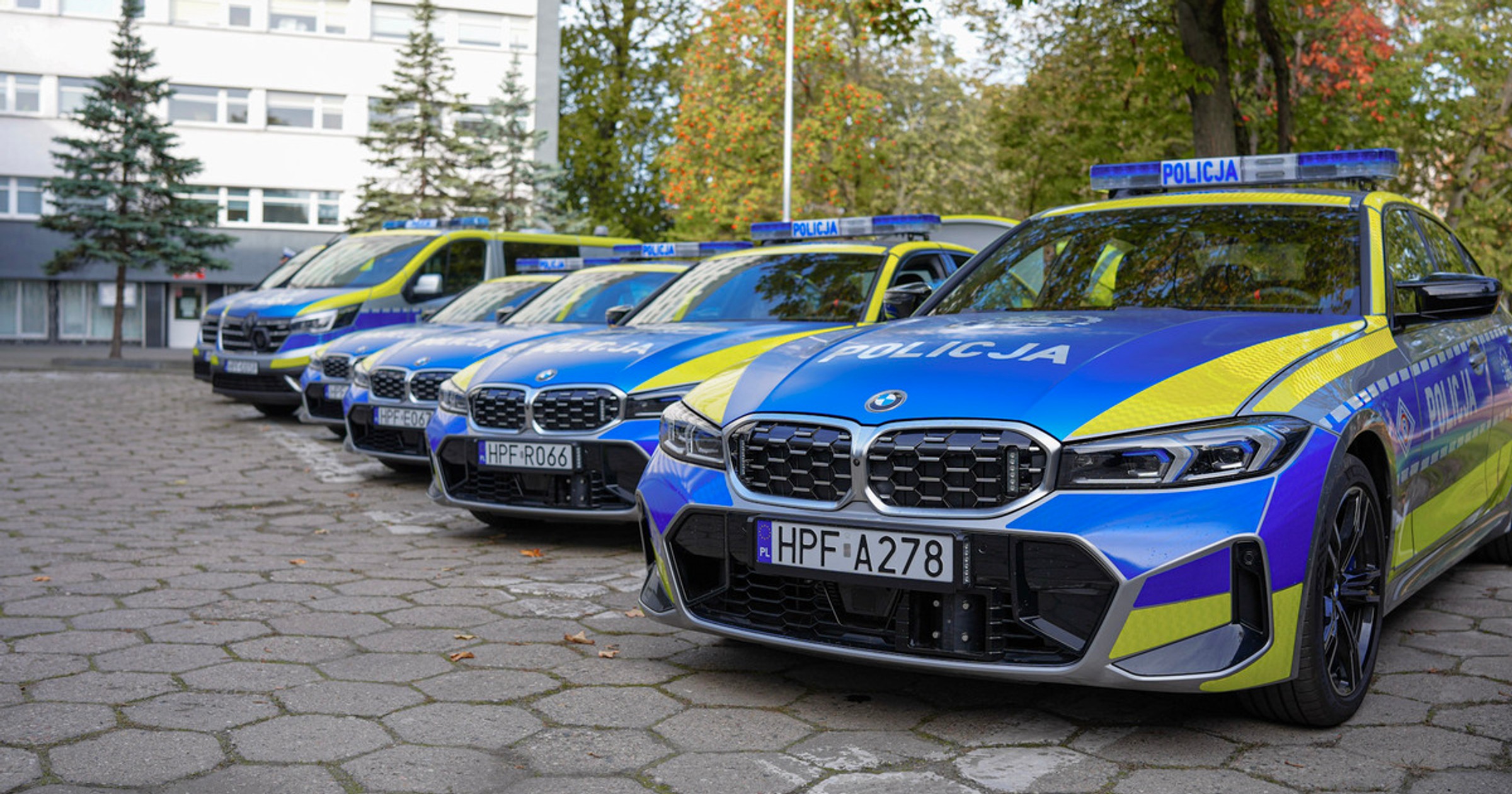 Łódzka policja dostała 11 sztuk BMW M340i oraz dwa Renault Trafic