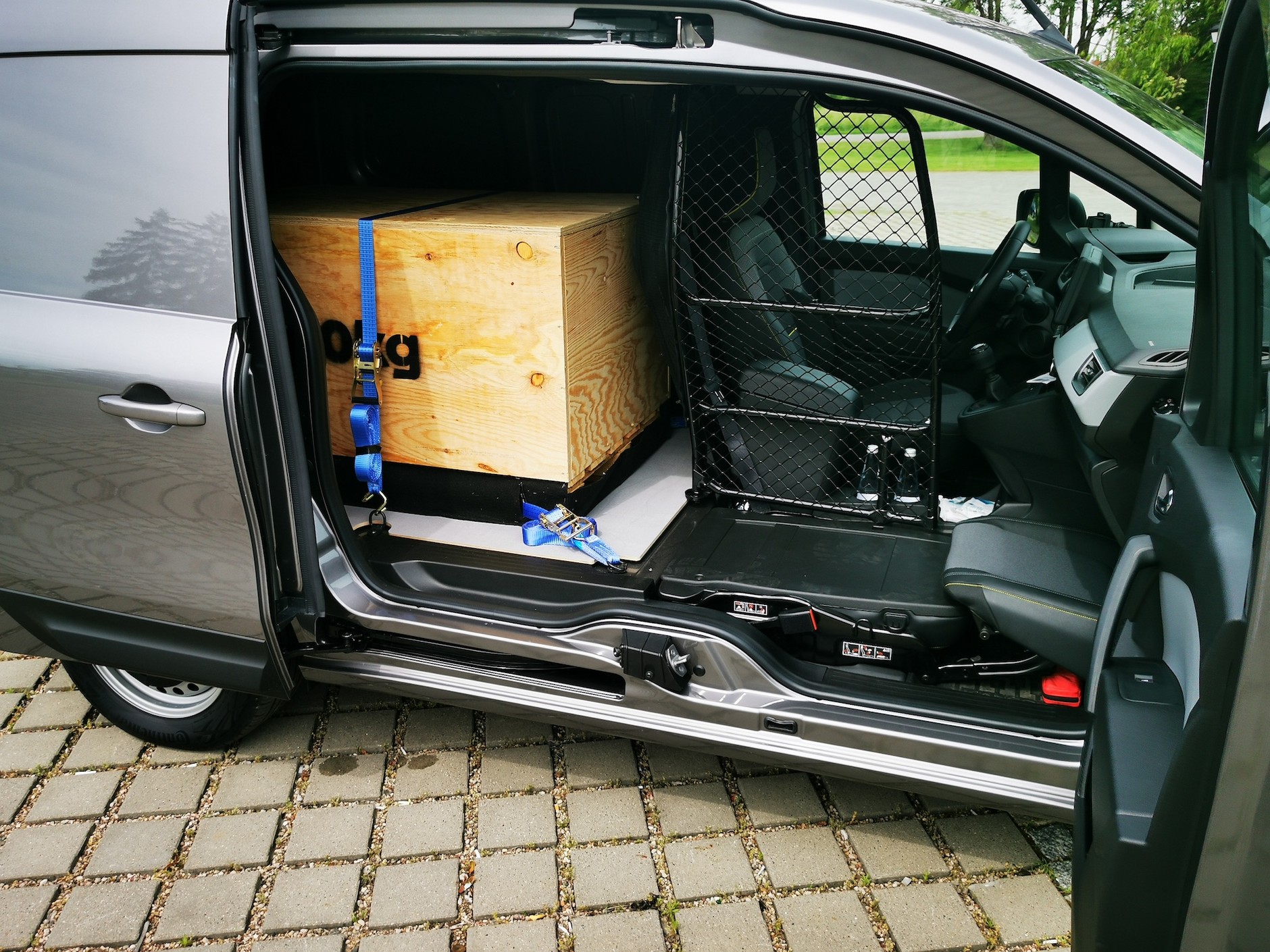 Nowe vany Renault: po złożeniu fotela i przegrody uzyskujemy dodatkową przestrzeń (i długość) ładunkową.