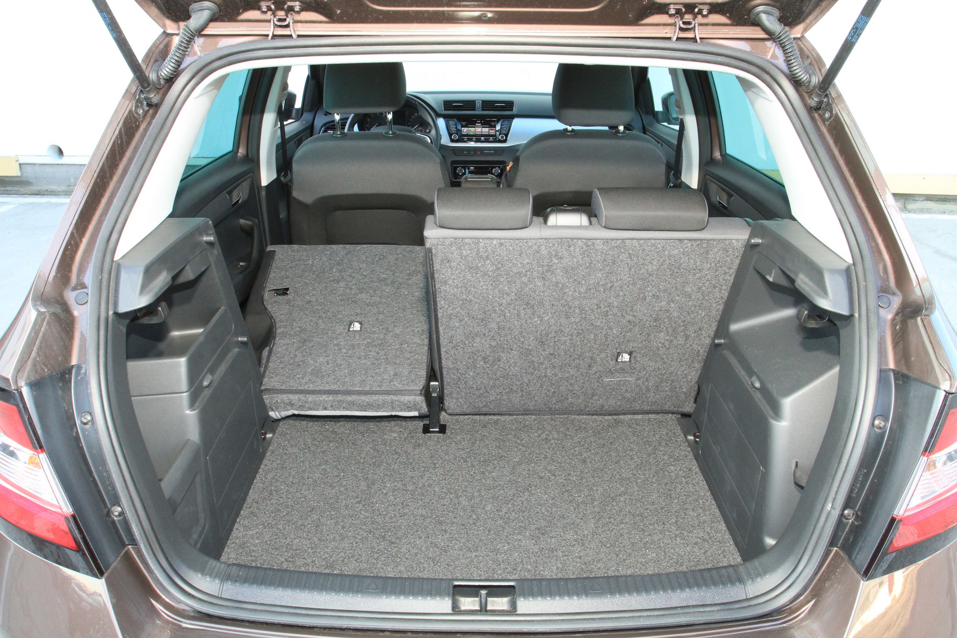 Jeden z największych kufrów w klasie (330 l). W wersji z kołem zapasowym (350 zł) pojemność maleje o 25 l