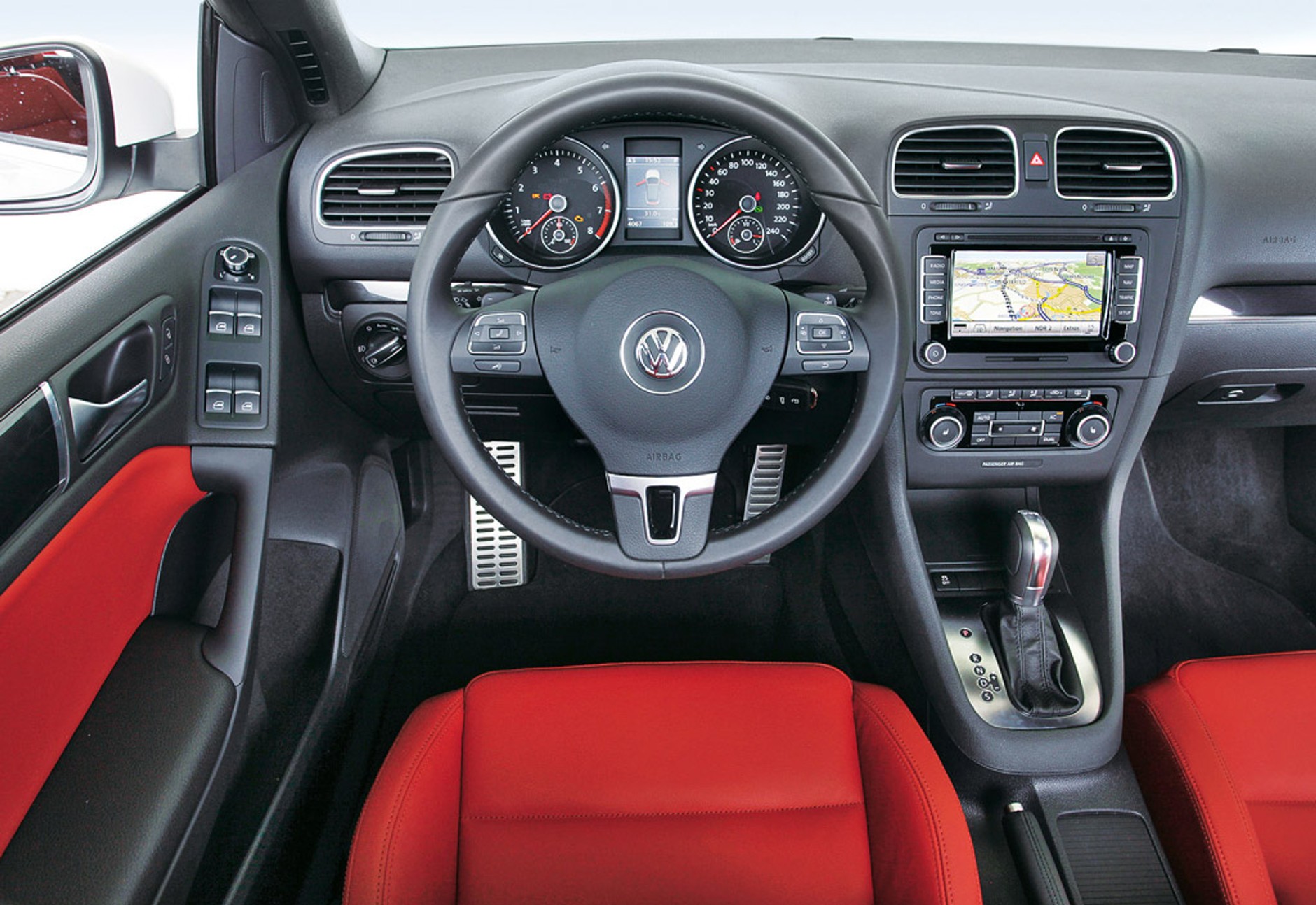 BMW 118i Cabrio kontra Peugeot 308 CC 1.6 THP i VW Golf Cabrio 1.4 TSI: oto kompakty na słoneczne lato