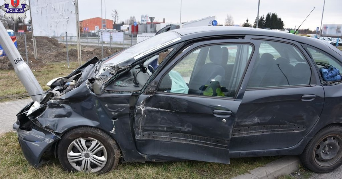 Rozbity Citroen po uderzeniu w ciężarówkę albo... po rozjechaniu przez ciężarówkę