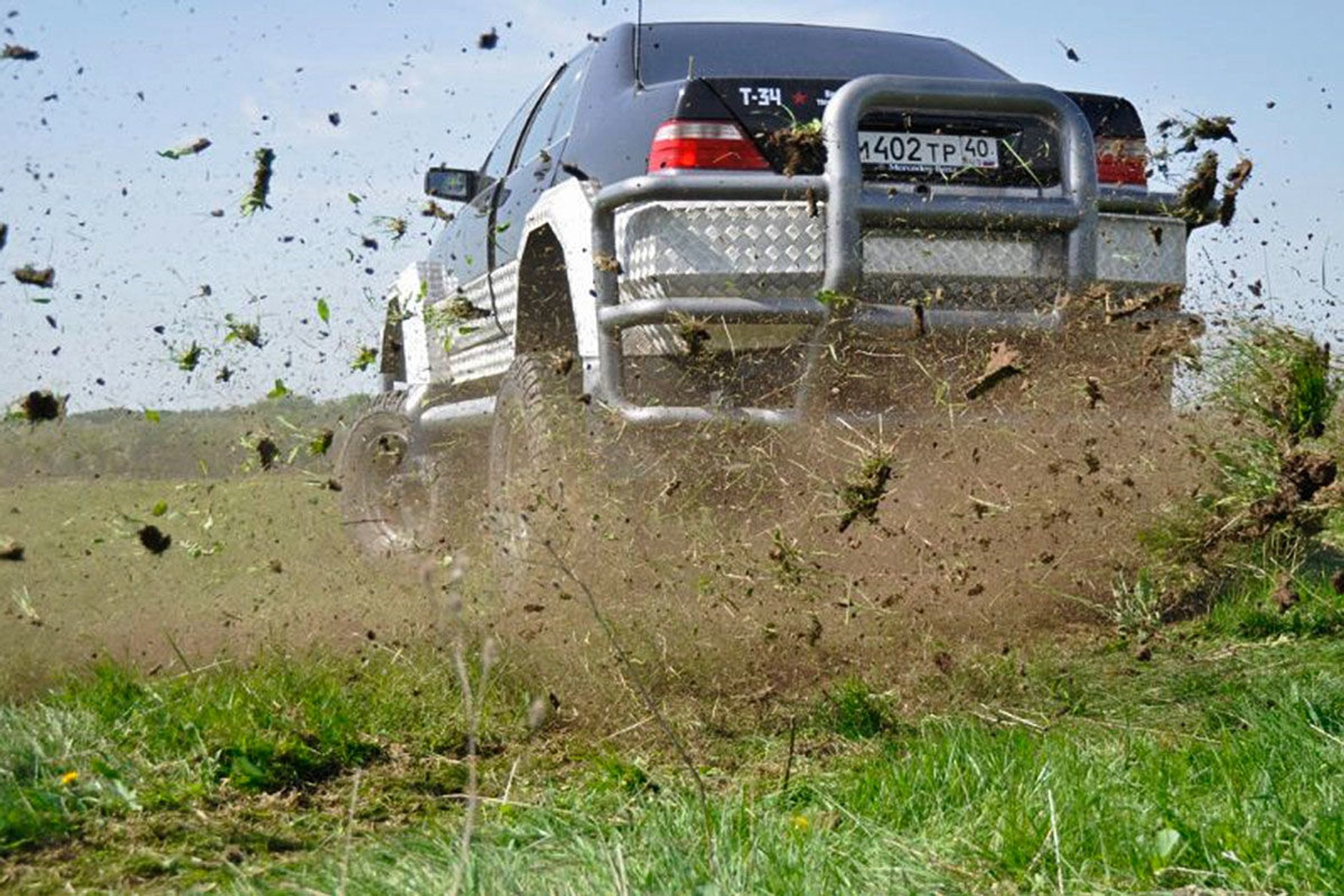 Rosyjski pojazd ma bazie Mercedesa klasy S W140 i GAZ-a 66