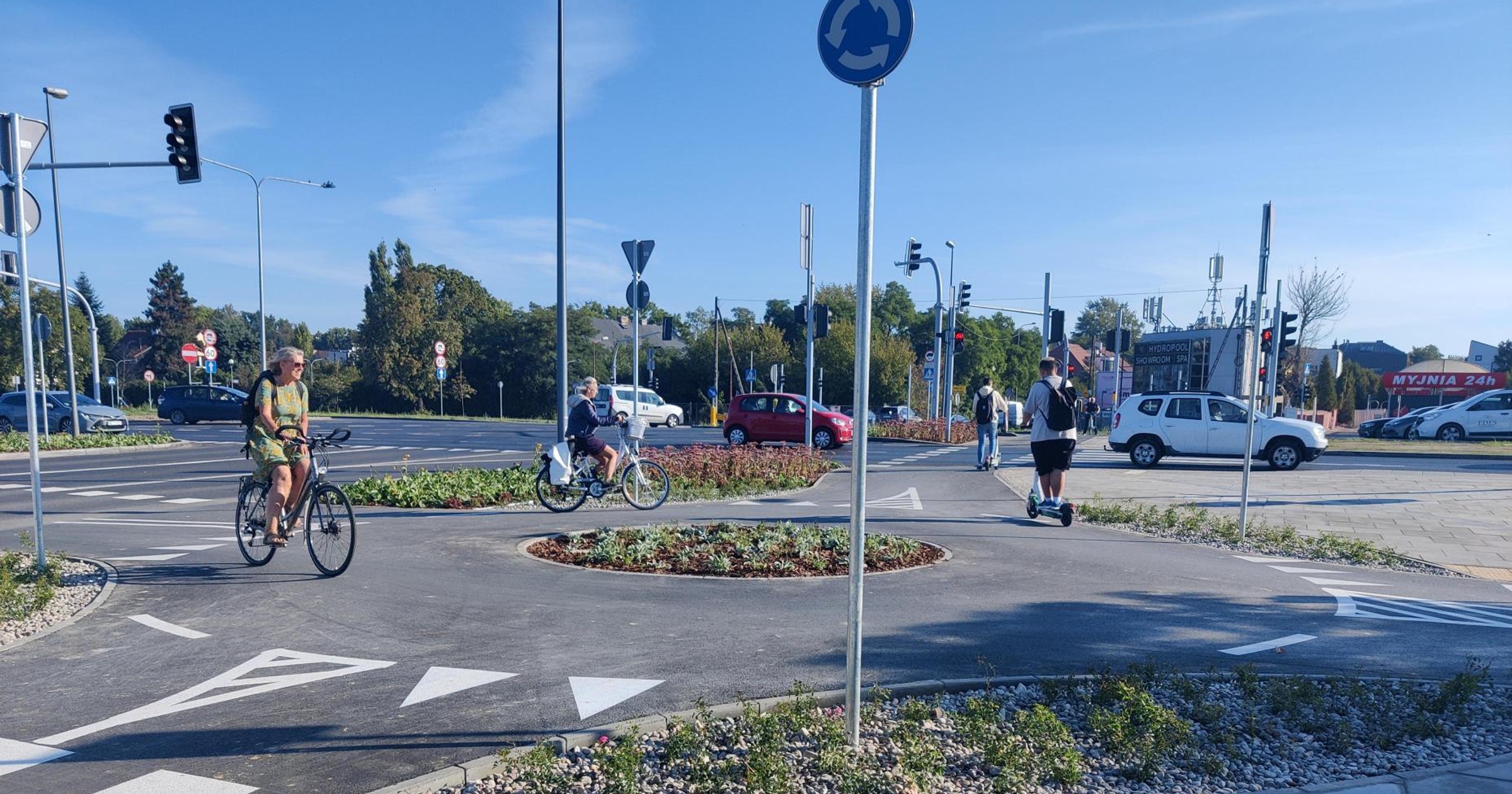 W Warszawie powstało rondo na skrzyżowaniu dróg rowerowych. Nie brakuje takich, co jeżdżą pod prąd
