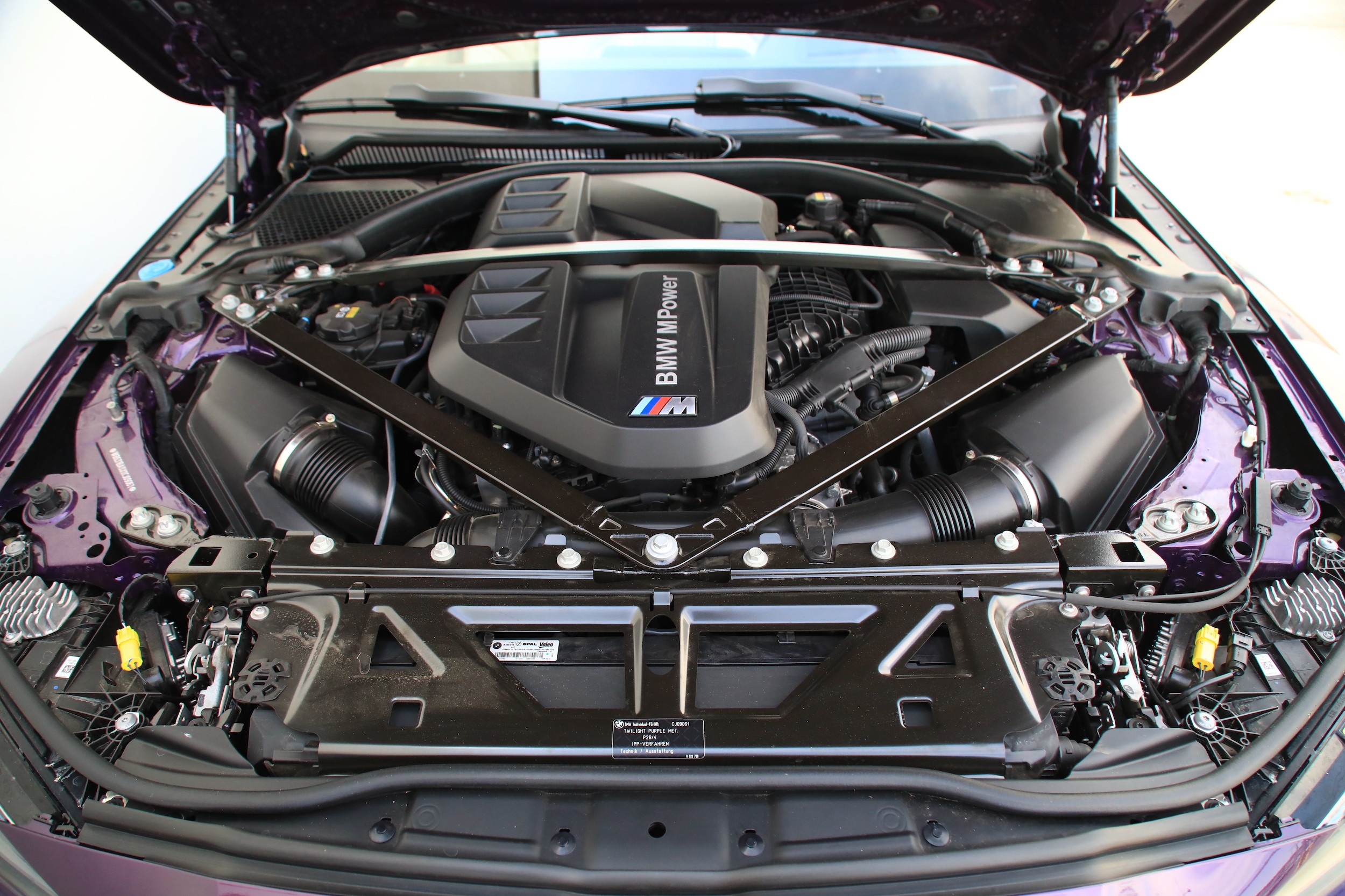 Przód usztywniają rozpórki zarówno nad, jak i pod silnikiem. Zawieszenie jest dostosowane do napędu xDrive.