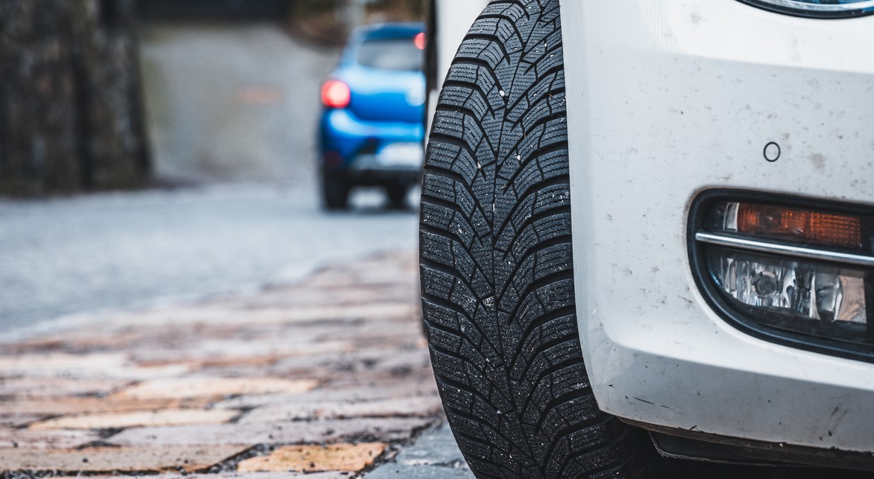Czy za jazdę na letnich oponach zimą nic nie grozi? Nie do końca