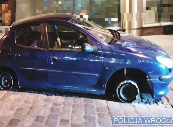 Jechał bez opon po... wrocławskim rynku