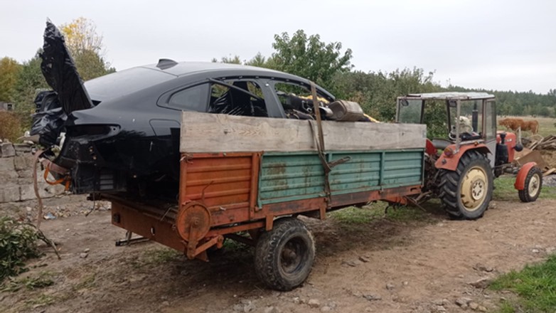 Wieźli go rozrzutnikiem. Uwagę policjantów przykuł jeden szczegół