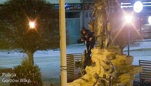 Operator monitoringu nie mógł uwierzyć, gdzie mężczyzna chciał zostawić hulajnogę [WIDEO]