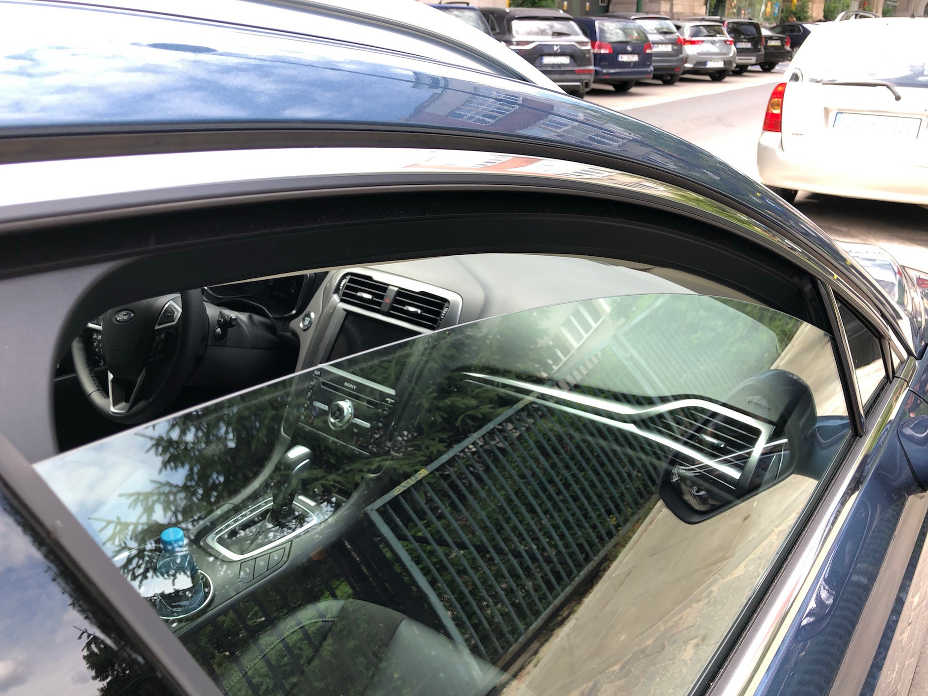 Opuszczona szyba? W mieście w porządku, na trasie lepiej tego unikać