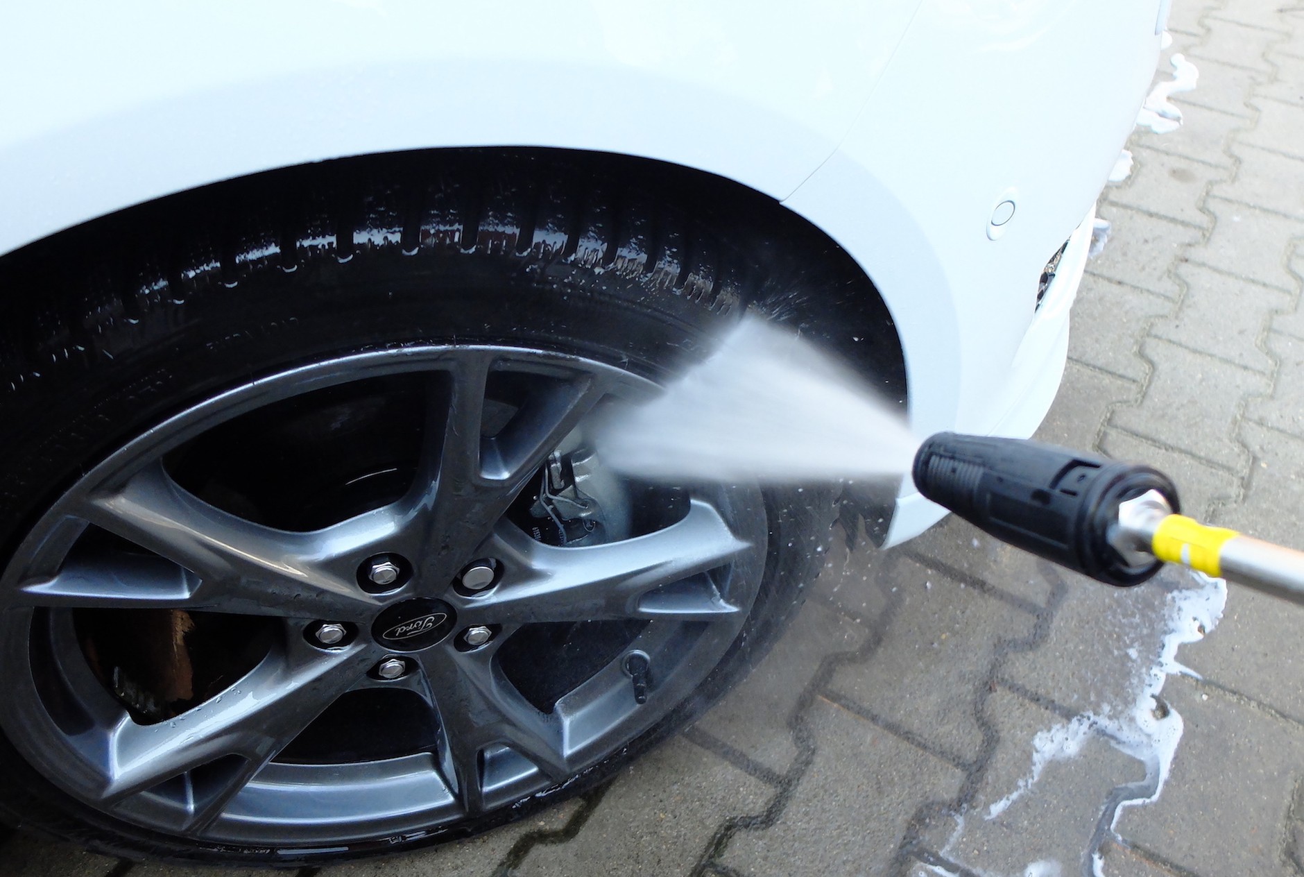 Prawidłowo ustawiony, płaski strumień wody wyrzucanej przez lancę myjki ciśnieniowej