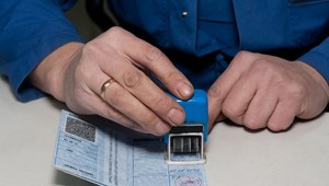 Diagnosta "załatwiał" przeglądy. Teraz może trafić do więzienia razem z klientami