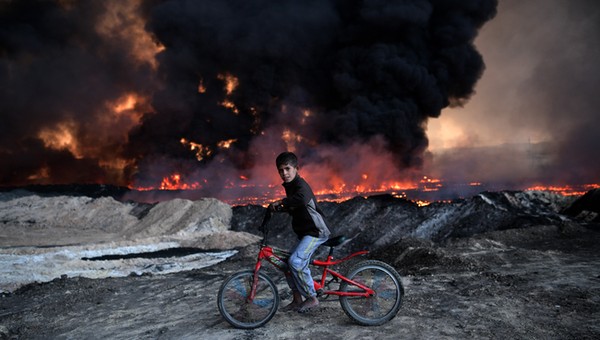 Płonące pole naftowego w północnym Iraku, październik 2016 r. Pole podpalili bojownicy Daesz uciekający przed kurdyjską ofensywą